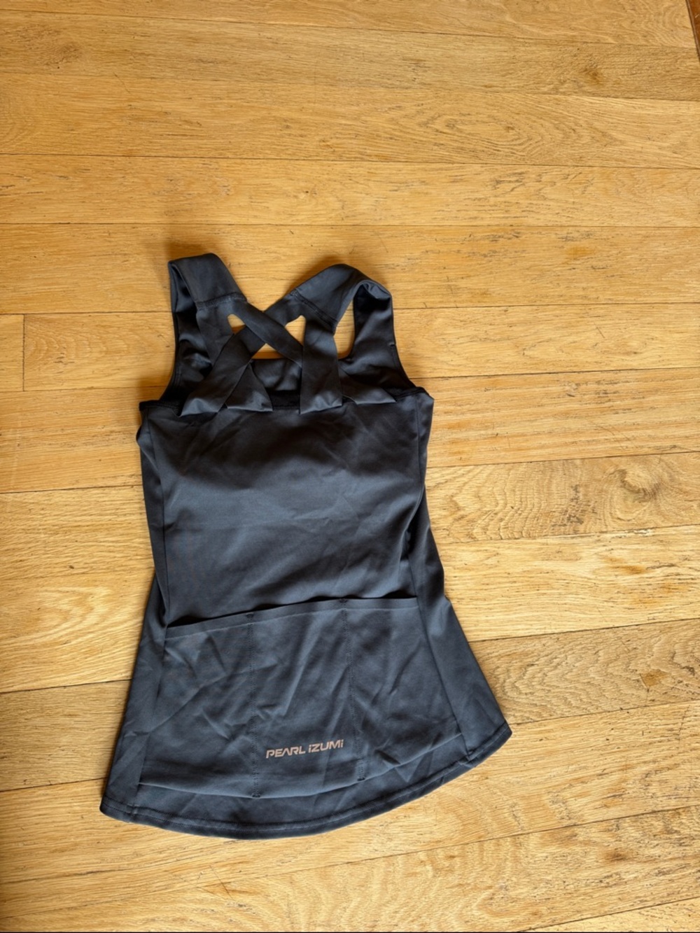 Pearl Izumi women’s xs cycling tank w/built in bra. Steal Navy Blue.